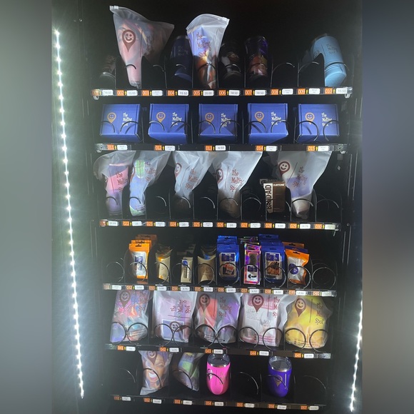 Vending Machine Customized! DYNO Might! Refrigerated, elevator, glass products - Picture 4 of 7